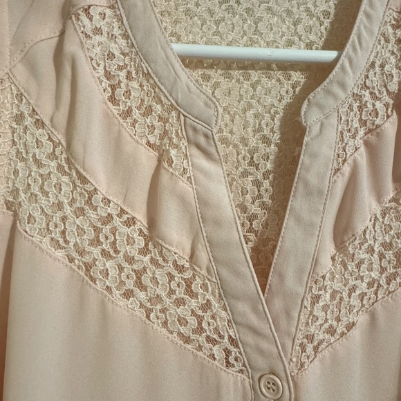 Floral Lace Sleeveless Blouse - Picture 2 of 6